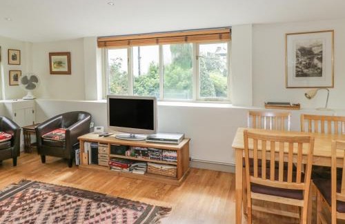 Welsh Newton House | Welcoming Pembridge Cottage: Pet-Friendly Family Retreat