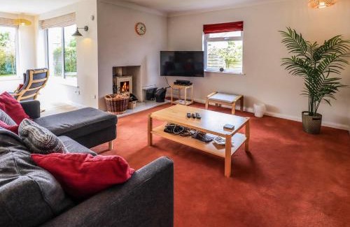 Cartmel House | Family-Friendly Pembroke: A 4-Star Destination Awaits