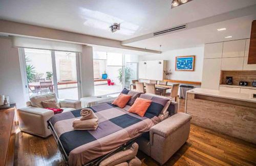 St. Andrew's Apartment | Experience Pembroke St Julians: 4-Star Oceanfront Comfort