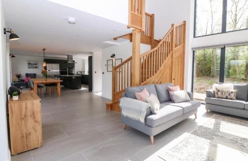Llanfairpwllgwyngyll House | Discover Pen-Y-Bryn: 4-Star Rating and Pet-Friendly Stays