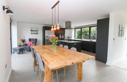 Llanfairpwllgwyngyll House | Discover Pen-Y-Bryn: 4-Star Rating and Pet-Friendly Stays