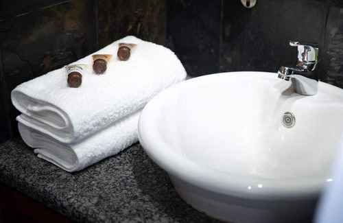 eDumbe Cabin | Discover Penbi Game Ranch: Guest Rated 9/10 with Pool & Breakfast