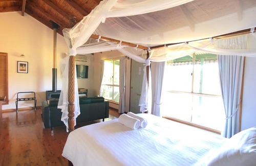 Mapleton Ski Chalet | Discover Pencil Creek Cottages: 4-Star Getaway with Breakfast