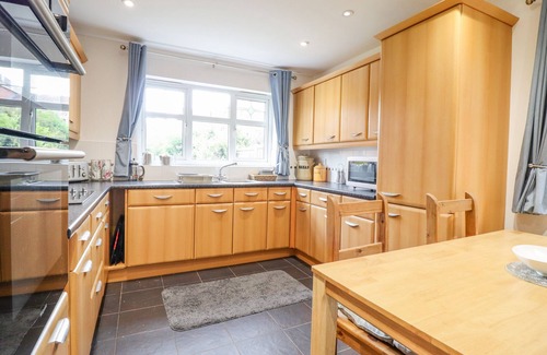 Colwyn Bay Cottage | Family-Friendly Pencraig Cottage with Oceanfront Views
