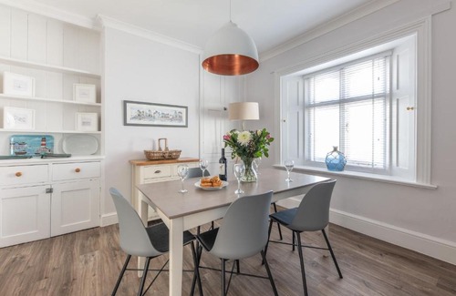 Ventnor House | Pet-Friendly Retreat at Penda Cottage for Your Getaway