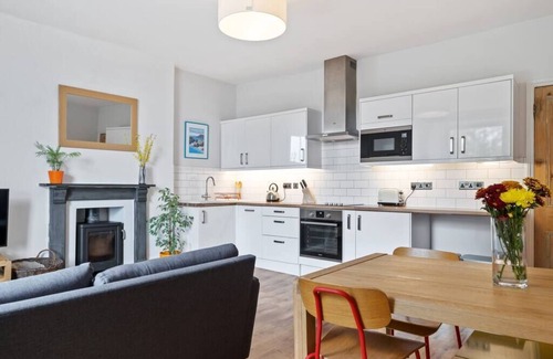 Maenporth Apartment | Bright Victorian Flat with Sea Views Near the Beach