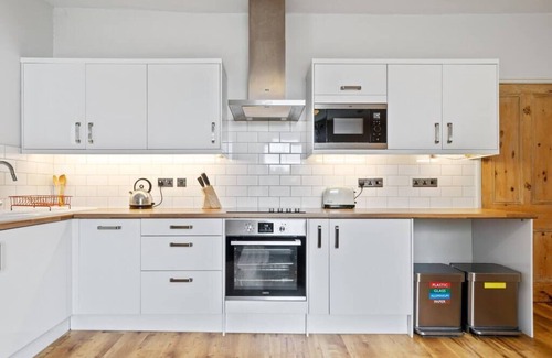 Maenporth Apartment | Bright Victorian Flat with Sea Views Near the Beach
