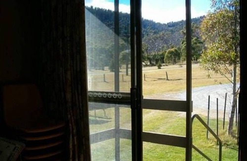Crackenback Cabin | Pet-Friendly Pender Lea Chalets with Kitchen & Breakfast