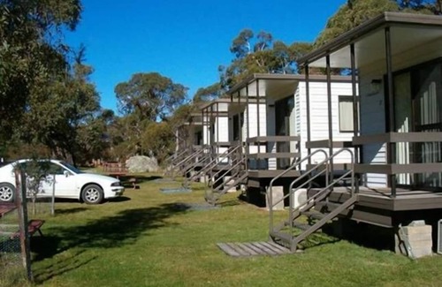 Crackenback Cabin | Pet-Friendly Pender Lea Chalets with Kitchen & Breakfast