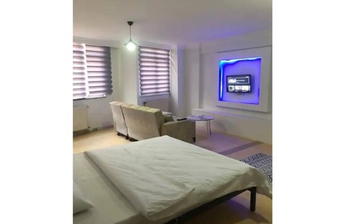 Kucukcekmece Apartment | Discover Pendik Bazaar: Family-Friendly Stay with Netflix