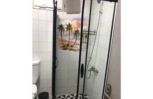 Kucukcekmece Apartment | Discover Pendik Bazaar: Family-Friendly Stay with Netflix