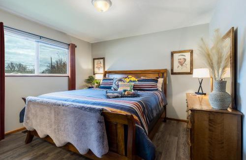 College Place House | Comfortable Pendleton House with King Beds & EV Charger