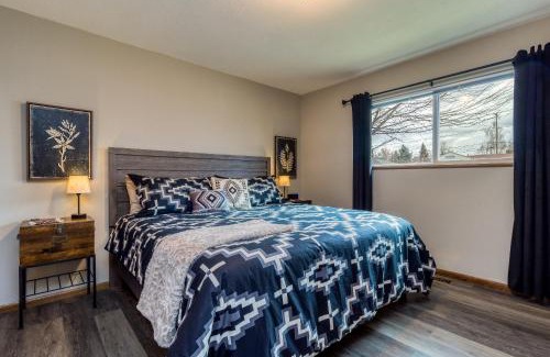 College Place House | Comfortable Pendleton House with King Beds & EV Charger