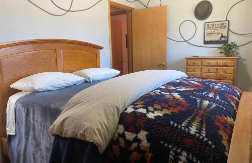 College Place House | Comfortable Pendleton House with King Beds & EV Charger