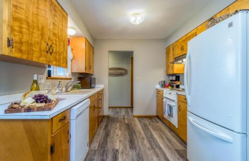 College Place House | Comfortable Pendleton House with King Beds & EV Charger