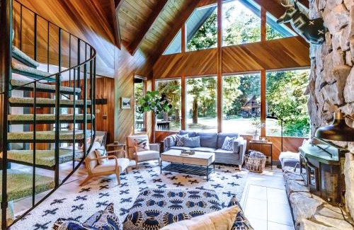 Glacier House | Experience Pendleton Pines Lodge: 4-Star Hot Tub Retreat