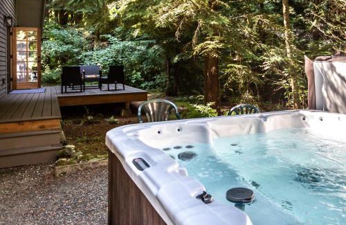 Glacier House | Experience Pendleton Pines Lodge: 4-Star Hot Tub Retreat