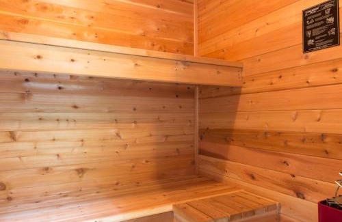 Glacier House | Experience Pendleton Pines Lodge: 4-Star Hot Tub Retreat