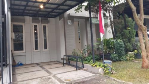 Gunung Putri House | Pendopo Van Gogh Den Erwin - Legenda Wisata