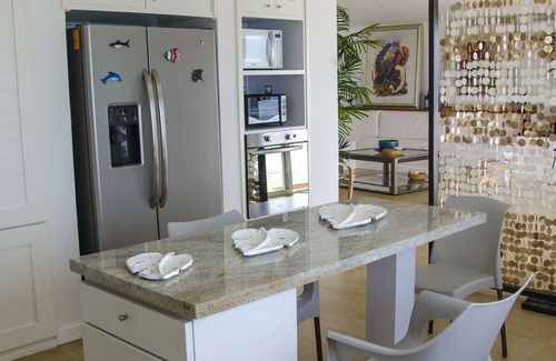 San Luis House | Idyllic Penelope Beach House: Spa & Family-Friendly Stays