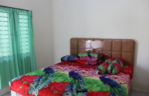 Medan House | Convenient Stay at Penginapan Transit Tomato with Breakfast