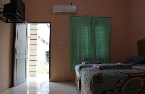 Medan House | Convenient Stay at Penginapan Transit Tomato with Breakfast