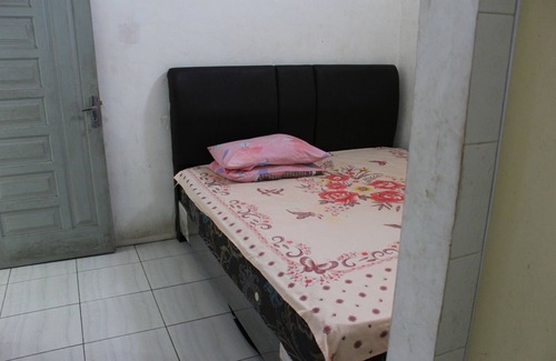 Medan House | Convenient Stay at Penginapan Transit Tomato with Breakfast