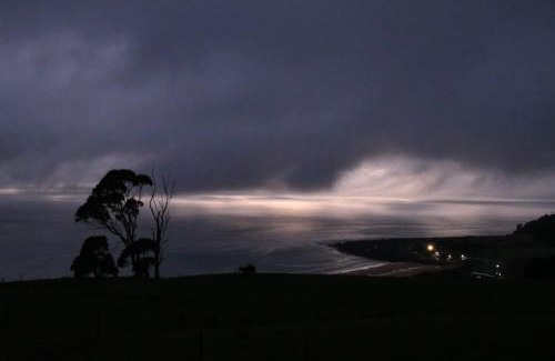Central Coast Council House | Penguin Seaside Farm: 4-Star Family-Friendly Retreat