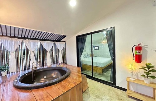 Ratchaburi Hotel | Relax at Penguin Villa Resort with Pool and Bistro Dining