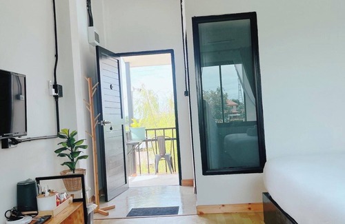 Ratchaburi Hotel | Relax at Penguin Villa Resort with Pool and Bistro Dining