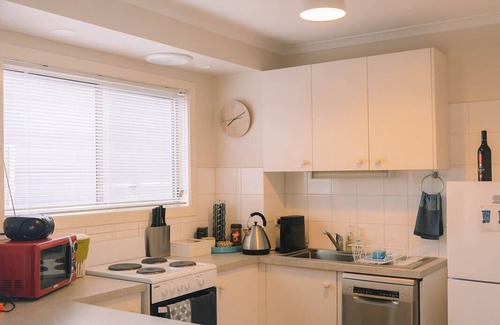 Surf Beach House | Beachley Bungalow 1 - Pet Friendly with Ocean View & WiFi