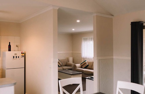 Surf Beach House | Beachley Bungalow 1 - Pet Friendly with Ocean View & WiFi