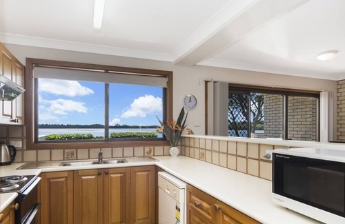 Yamba Apartment | Peninsula Court 6: Discover Fish Right from Your Doorstep