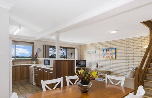 Yamba Apartment | Peninsula Court 6: Discover Fish Right from Your Doorstep