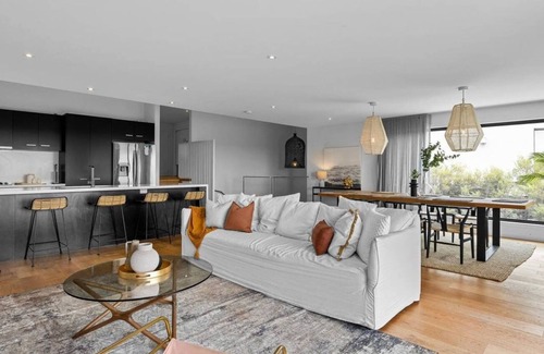 Fingal House | Inviting Peninsula Hot Springs Designer Home with Spa & Pool