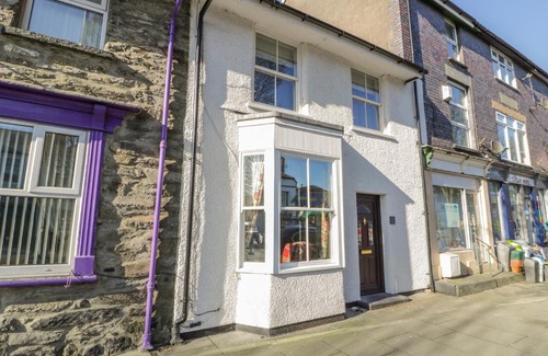 Bala House | Pet and Child Friendly Stay at Penllyn House - 4-Star Rating