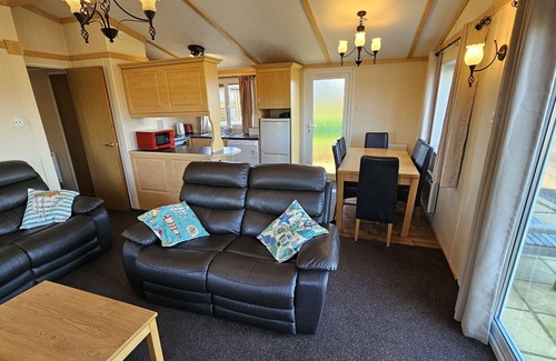 Widemouth Bay Cottage | Penmor: Cozy Holiday Home for 6 with Great Amenities