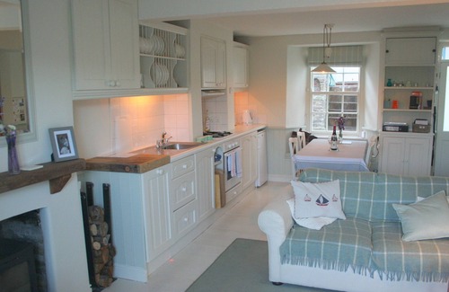 Salcombe Cottage | Top-Rated Penn Cottage: Family-Friendly with Breakfast & Kitchen