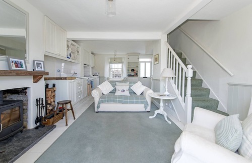 Salcombe Cottage | Top-Rated Penn Cottage: Family-Friendly with Breakfast & Kitchen