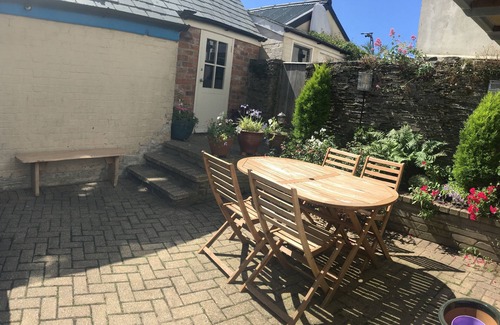Salcombe Cottage | Top-Rated Penn Cottage: Family-Friendly with Breakfast & Kitchen
