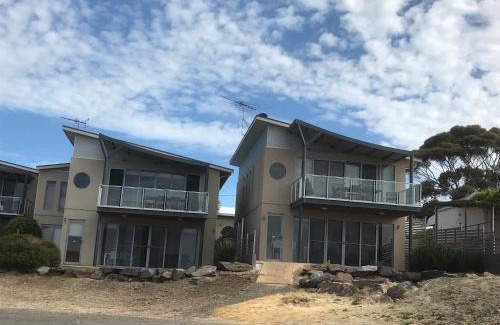 Penneshaw Apartment | Oceanfront Penneshaw Apartments with Ocean Views & Kitchen