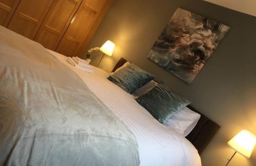 Lumbutts Apartment | Guest Rated 9.5: Family-Friendly Pennine View in Manchester