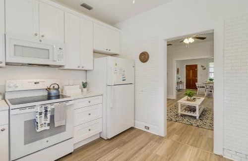 Lakeland House | Charming 2BR Historic Bungalow in Downtown - Rated 10/10