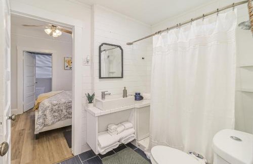 Lakeland House | Charming 2BR Historic Bungalow in Downtown - Rated 10/10