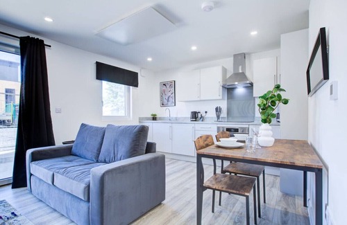Willesborough Apartment | Penny Place Retreat – Central 2BED 2BATH by Station + Free Parking