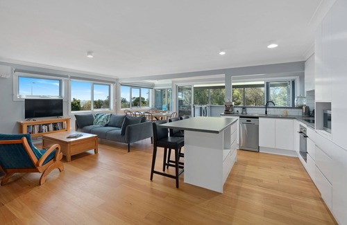 Currarong House | Experience Penny's Hideaway: Oceanfront Open Plan Living