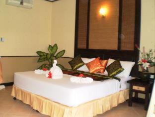 Ko Chang Hotel | Penny's Resort: Oceanfront Escape with Pool & Restaurant