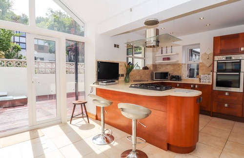 Glanwydden Cottage | Penrhyn View: Guest Rated 10/10 with Pet-Friendly Amenities