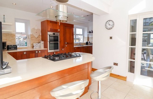 Glanwydden Cottage | Penrhyn View: Guest Rated 10/10 with Pet-Friendly Amenities