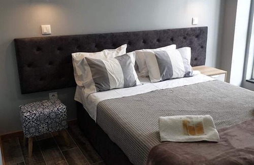 Leixões House | Discover Pensão Leão De Ouro: Family-Friendly Stay with Breakfast